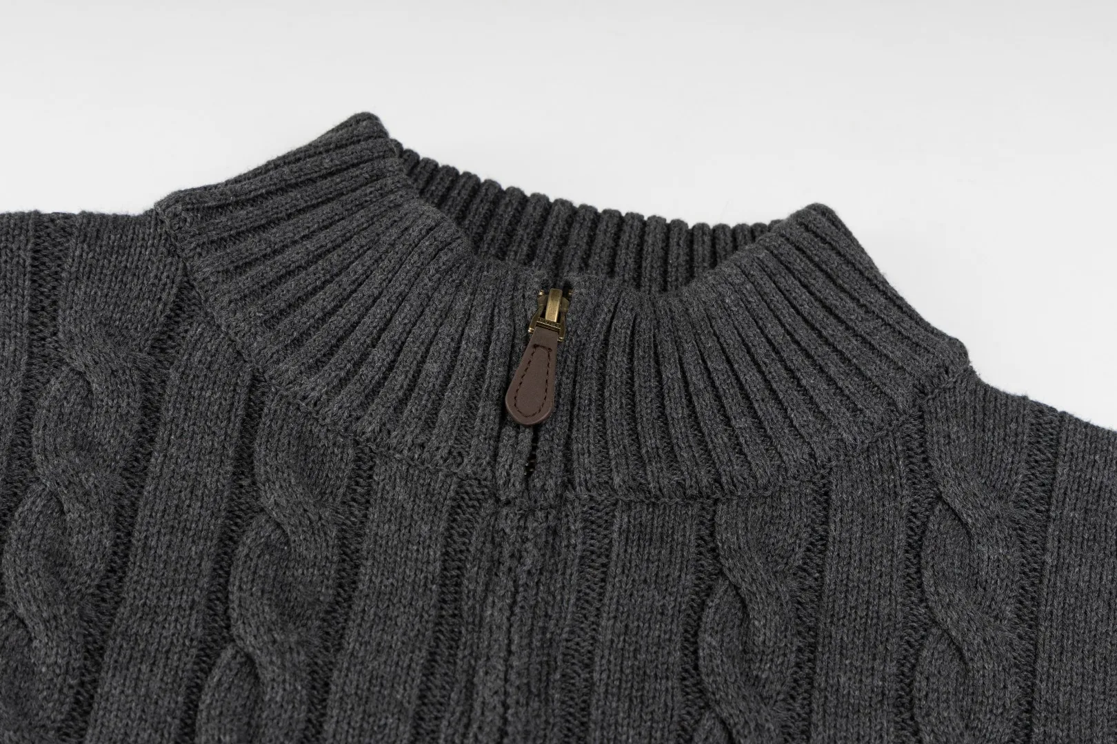 P236 #R92 RALPH LAUREN Ralph Lauren fifteen colors classic small label embroidery logo turtleneck pullover half-zip knitted cable sweater with high-density LOGO embroidery on the chest and original customized tag accessories. Made of pure cotton yarn, pure cotton is skin-friendly and comfortable, small label war horse embroidered twist turtleneck sweater 🐎 high quality, follow the blogger to learn how to wear it! Let’s buy a Ralph Lauren cable sweater. It’s a super hard-to-find series after it became popular. It’s hard to find one on the official website. It’s simple and practical to wear, with a lazy and loose feel. The thickened fabric has more texture, feels soft and delicate, and has a loose fit. Whether worn alone or layered, you can wear different styles of fashion with just one piece!   Size：XS S M L